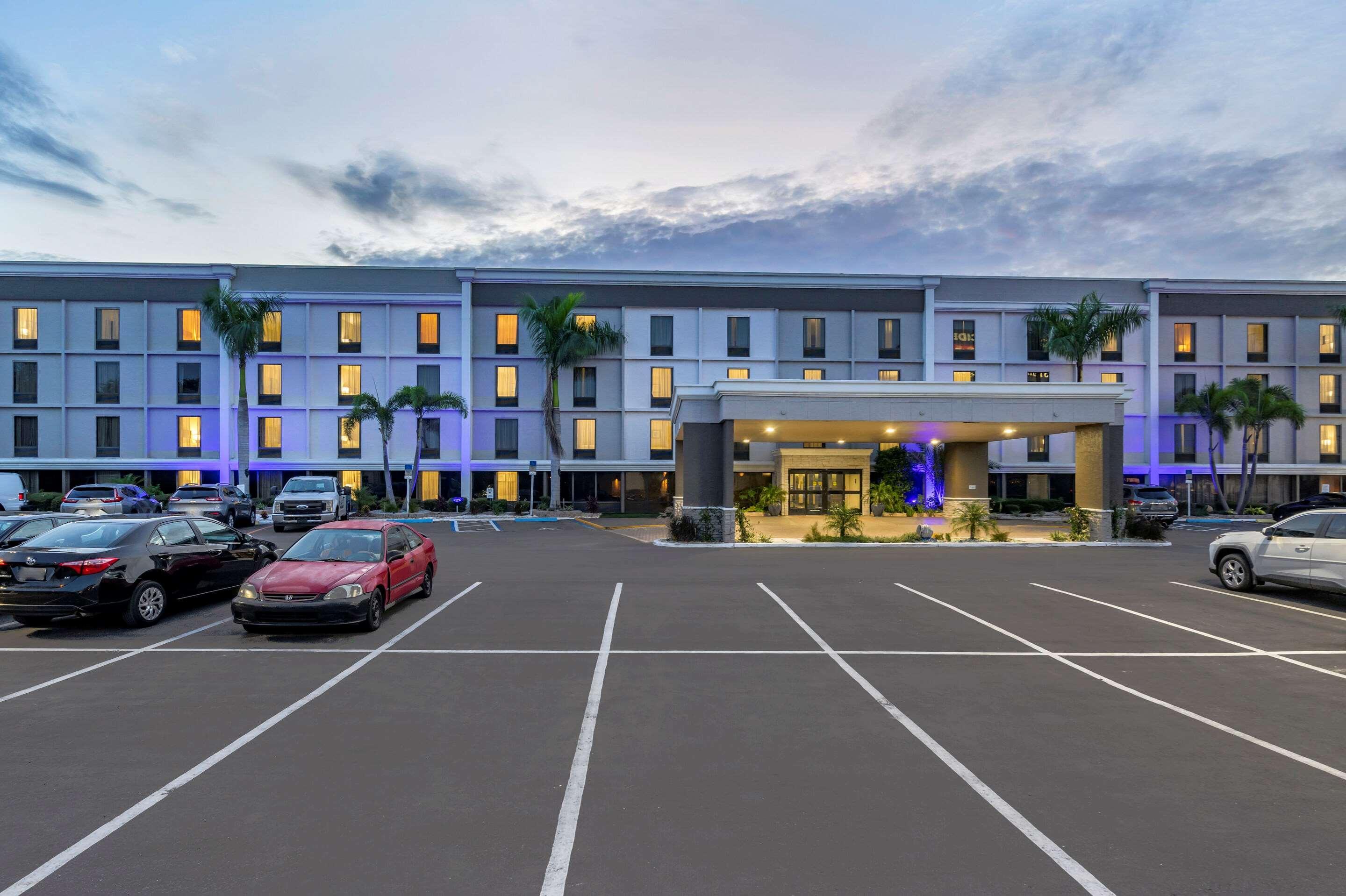 Comfort Inn & Suites St Pete - Clearwater International Airport Esterno foto