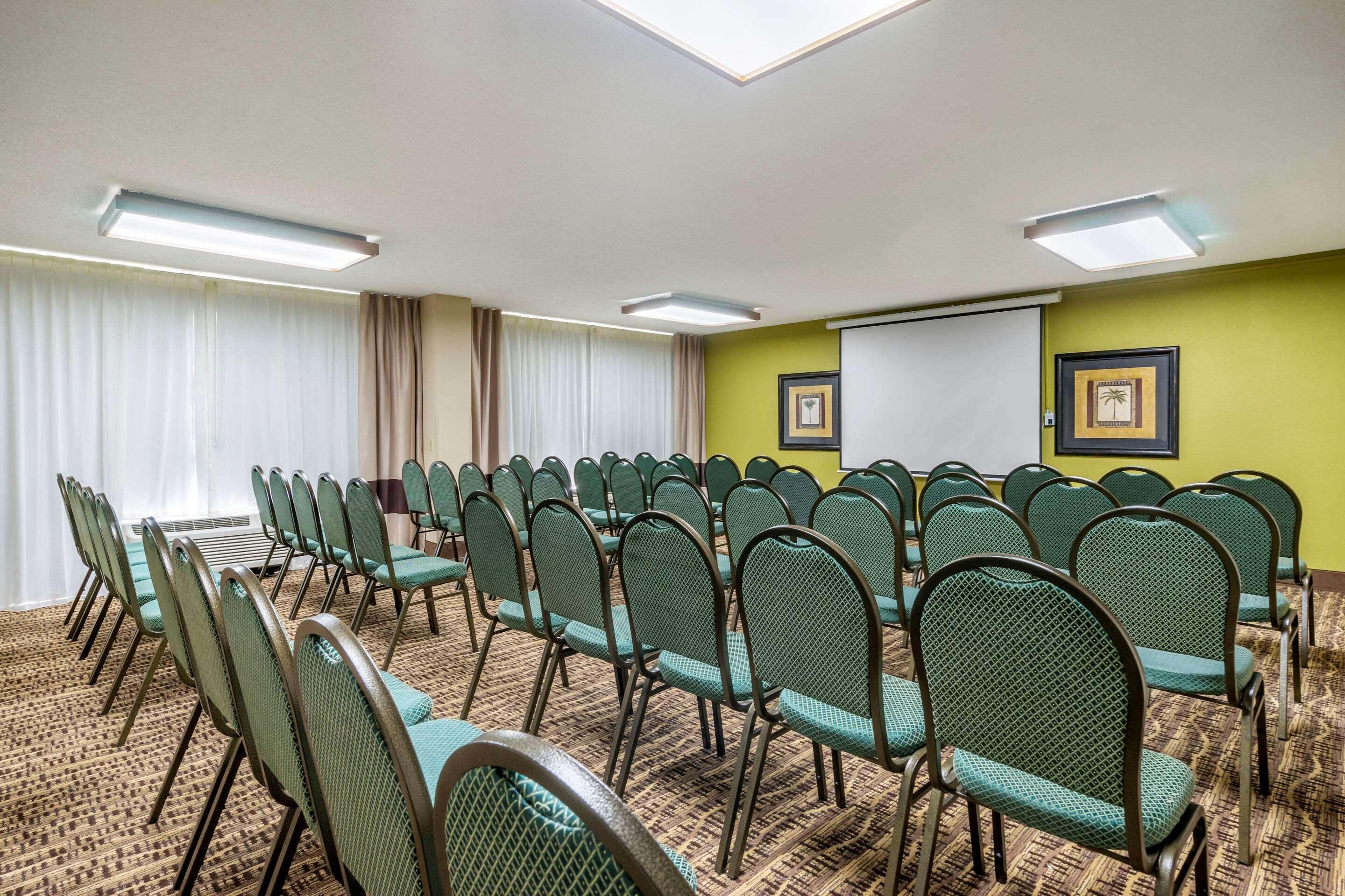 Comfort Inn & Suites St Pete - Clearwater International Airport Esterno foto